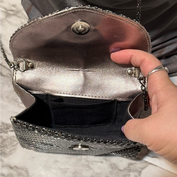 vintage-style black mesh evening bag with a metallic chain strap. - Picture 4 of 8